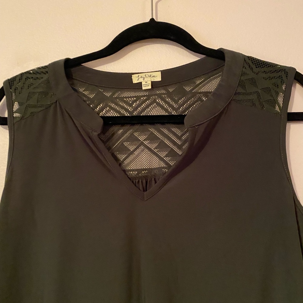 Lily White Green no sleeve tunic with lace. Size M